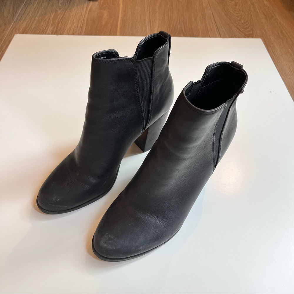 Black heeled boots